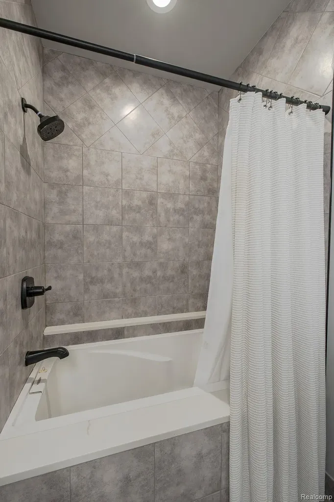 7466 Village Court Springfield Charter Township MI 48350
