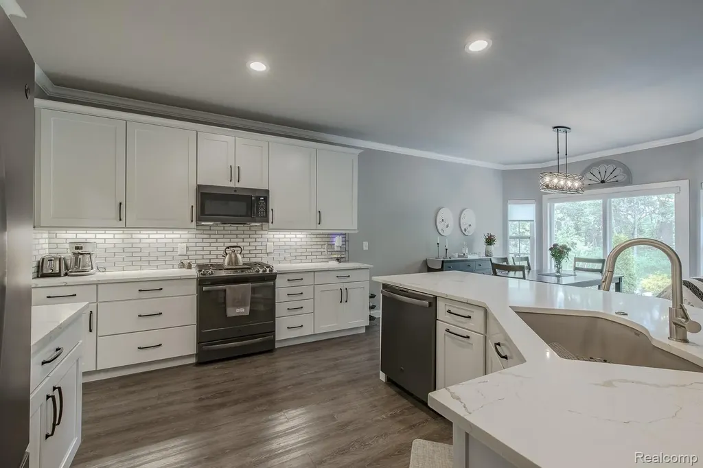7466 Village Court Springfield Charter Township MI 48350