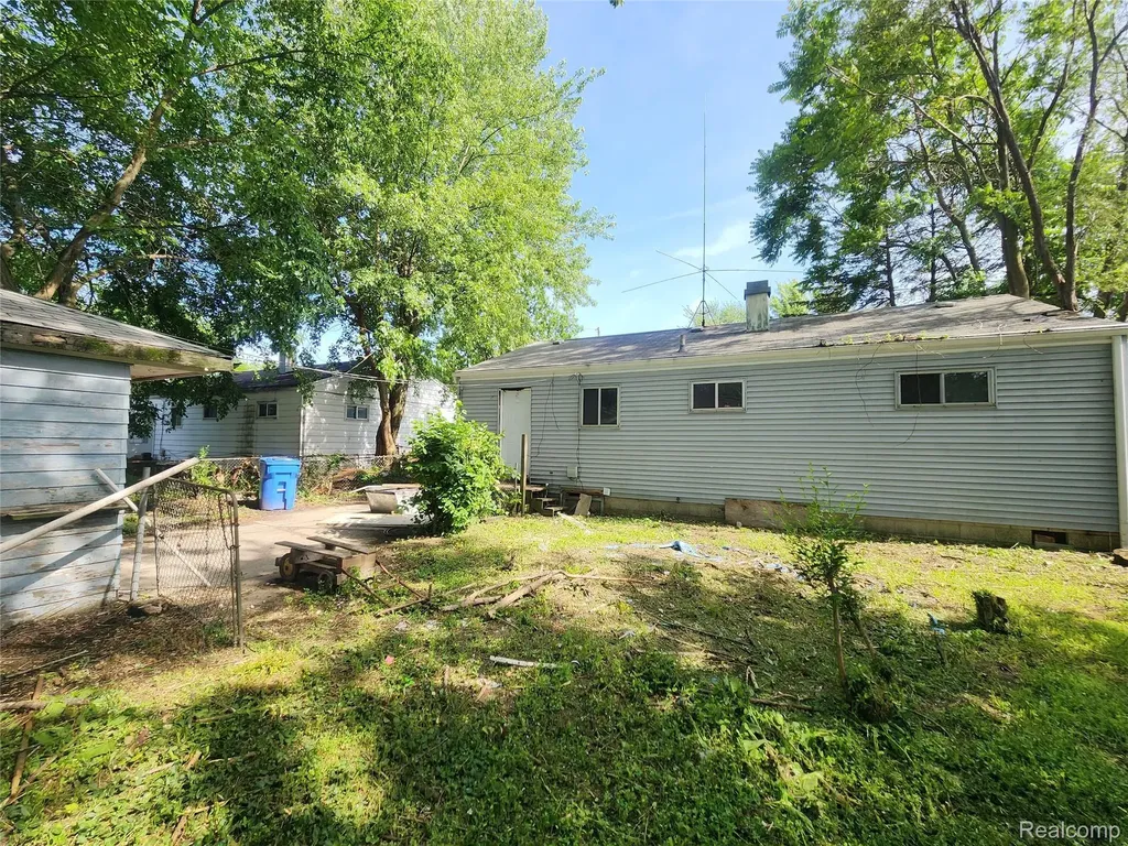 3719 Toepfer Road Warren City MI 48091