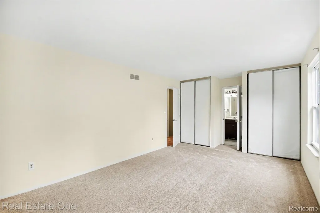 1749 Freemont Drive Troy City MI 48098
