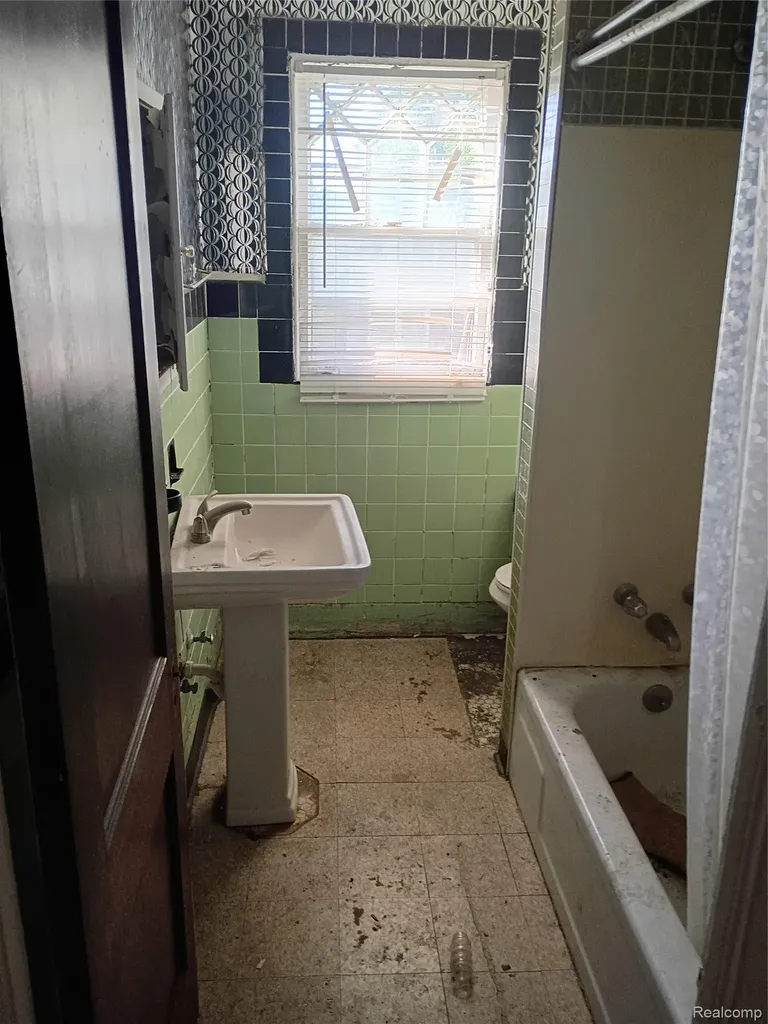 670 Chalmers Street Detroit City MI 48215