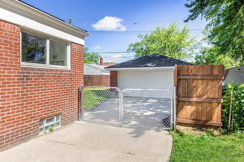 24865 Ridgecroft Avenue Eastpointe City MI 48021