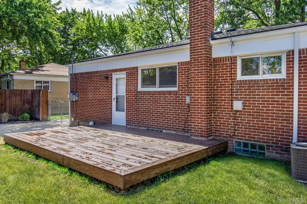 24865 Ridgecroft Avenue Eastpointe City MI 48021