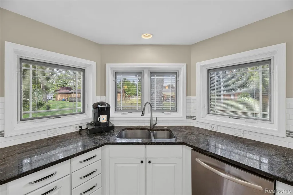 16927 Farmington Road Livonia City MI 48154