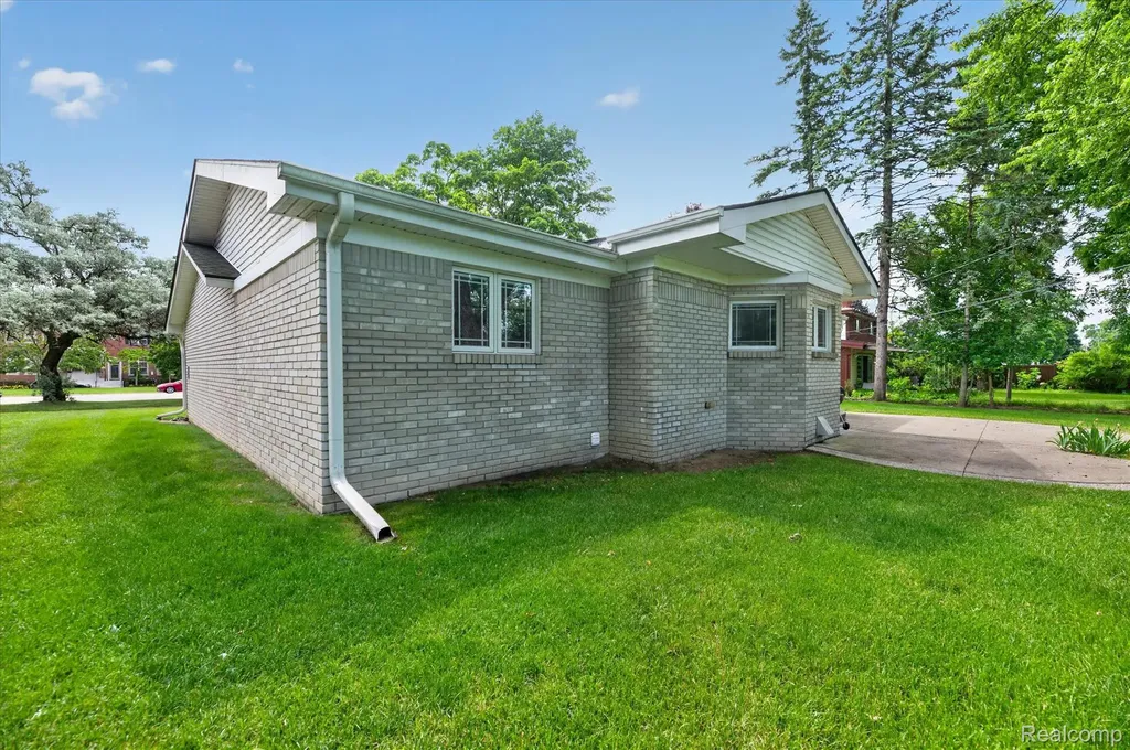 16927 Farmington Road Livonia City MI 48154