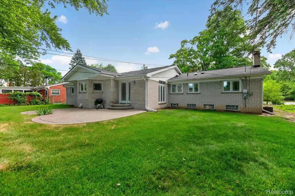 16927 Farmington Road Livonia City MI 48154