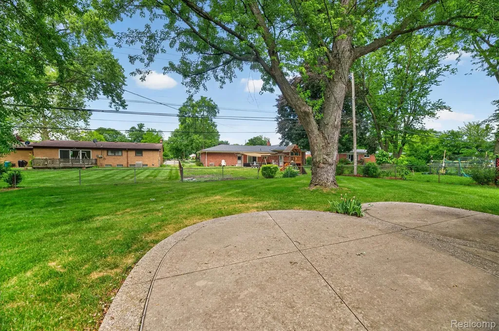 16927 Farmington Road Livonia City MI 48154