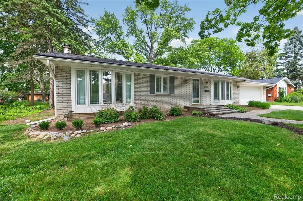 16927 Farmington Road Livonia City MI 48154