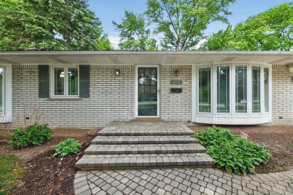 16927 Farmington Road Livonia City MI 48154