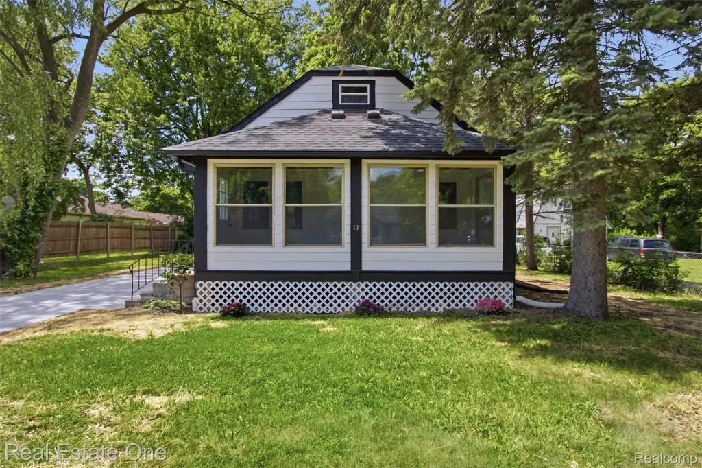 17 N Midland Drive Pontiac City MI 48342
