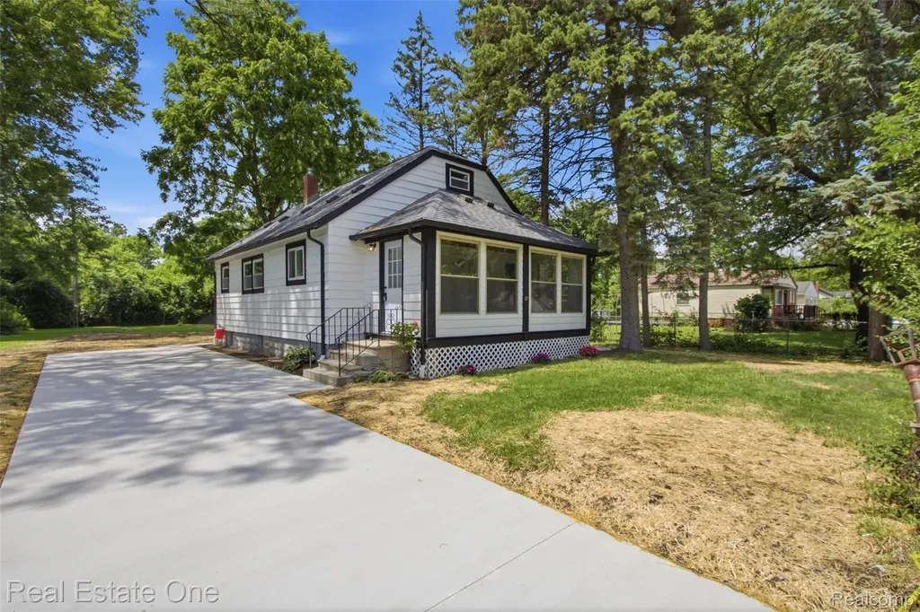 17 N Midland Drive Pontiac City MI 48342