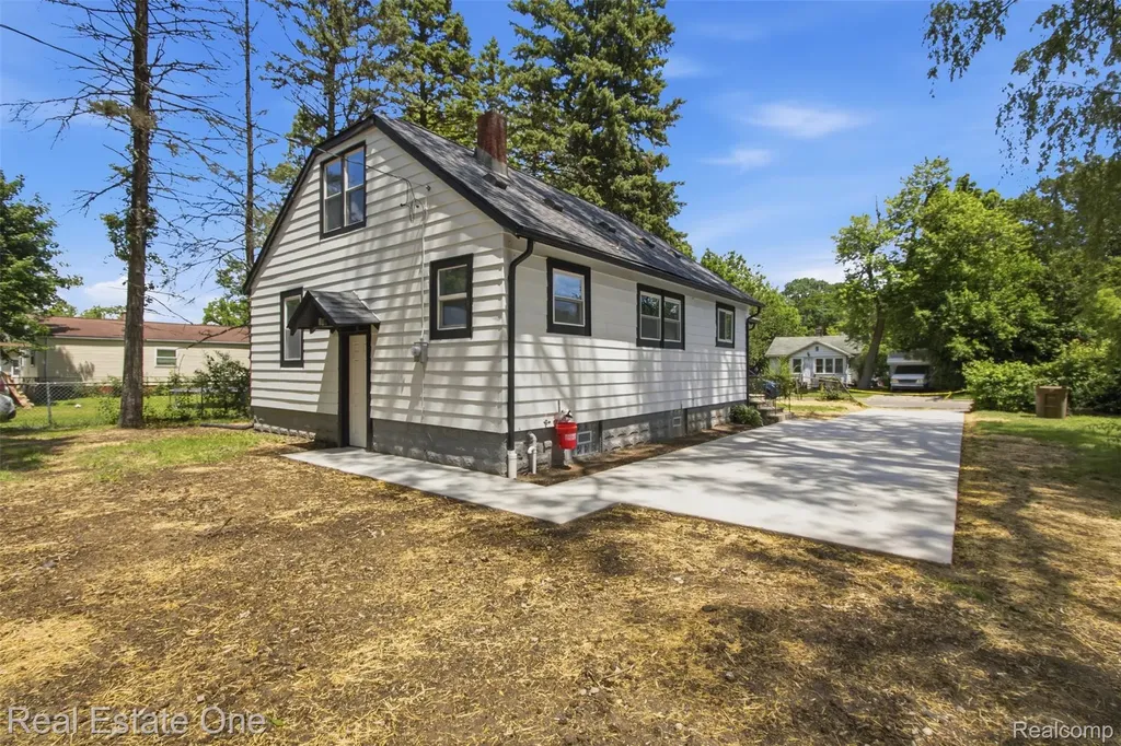 17 N Midland Drive Pontiac City MI 48342
