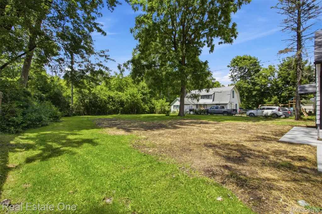 17 N Midland Drive Pontiac City MI 48342