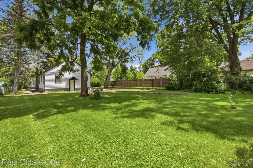 17 N Midland Drive Pontiac City MI 48342