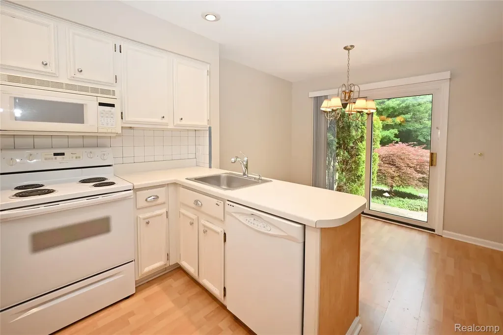 5370 Breeze Hill Place Troy City MI 48098