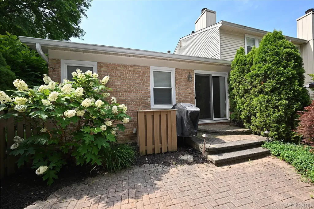 5370 Breeze Hill Place Troy City MI 48098