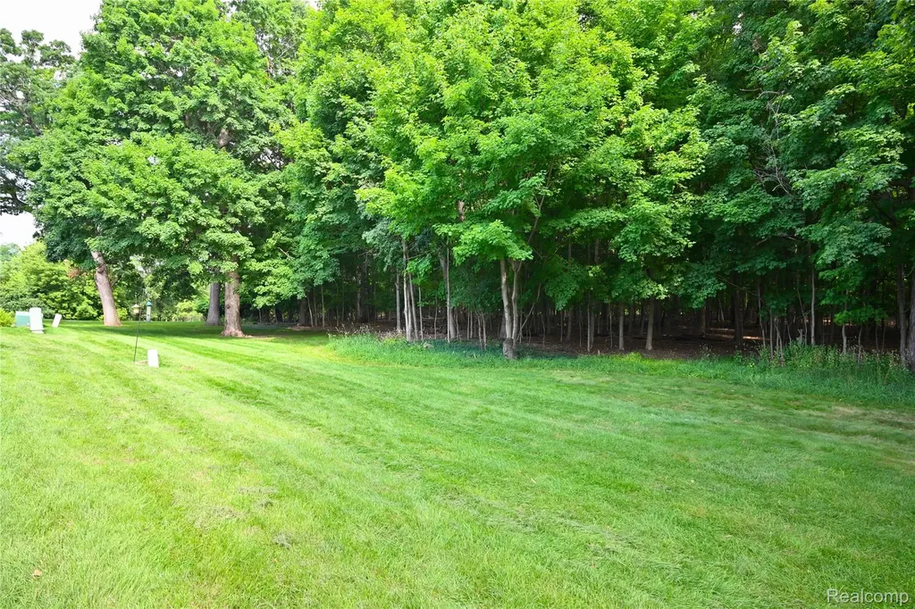 5370 Breeze Hill Place Troy City MI 48098