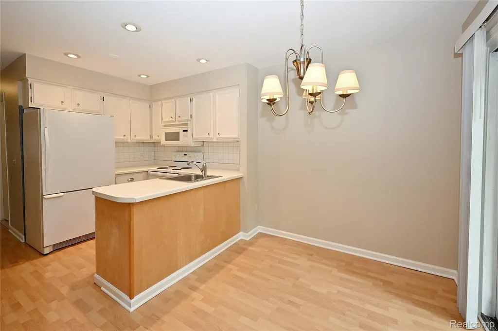 5370 Breeze Hill Place Troy City MI 48098