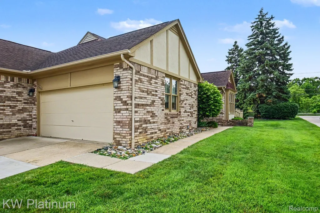 15640 Orchard Ridge Drive Clinton Charter Township MI 48038