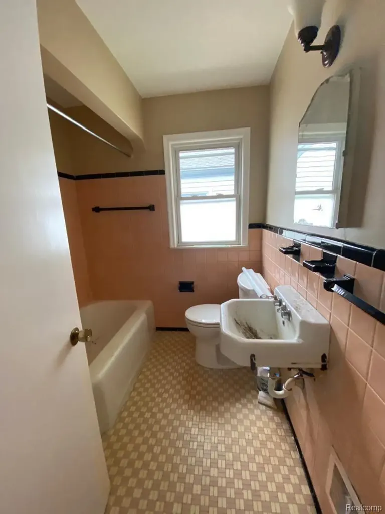 8852 Mettetal Street Detroit City MI 48228