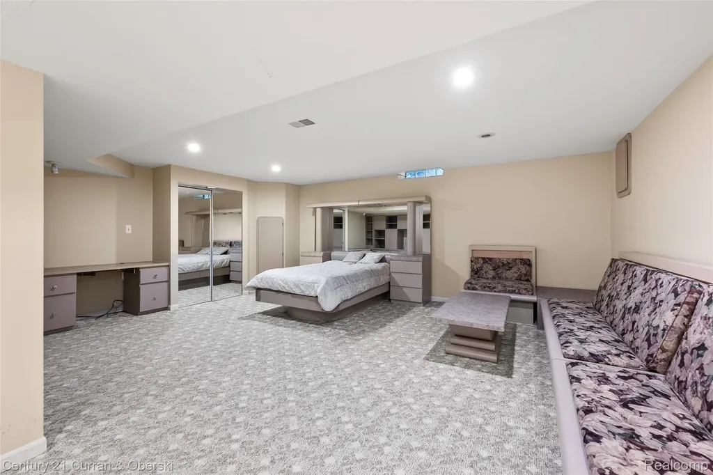 5237 Royal Vale Lane Dearborn City MI 48126
