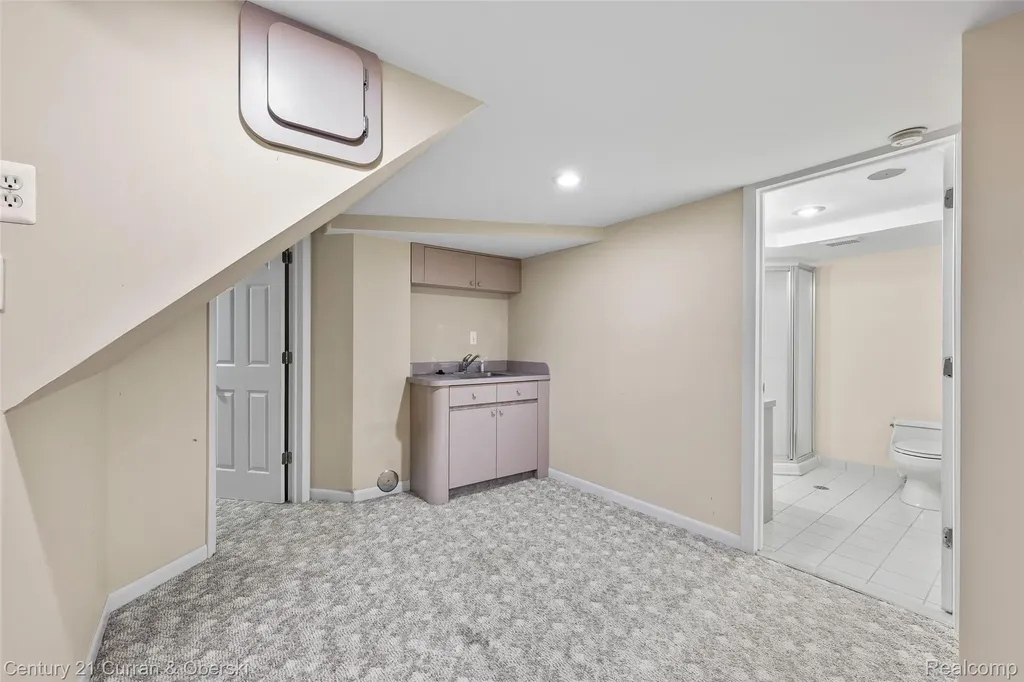 5237 Royal Vale Lane Dearborn City MI 48126