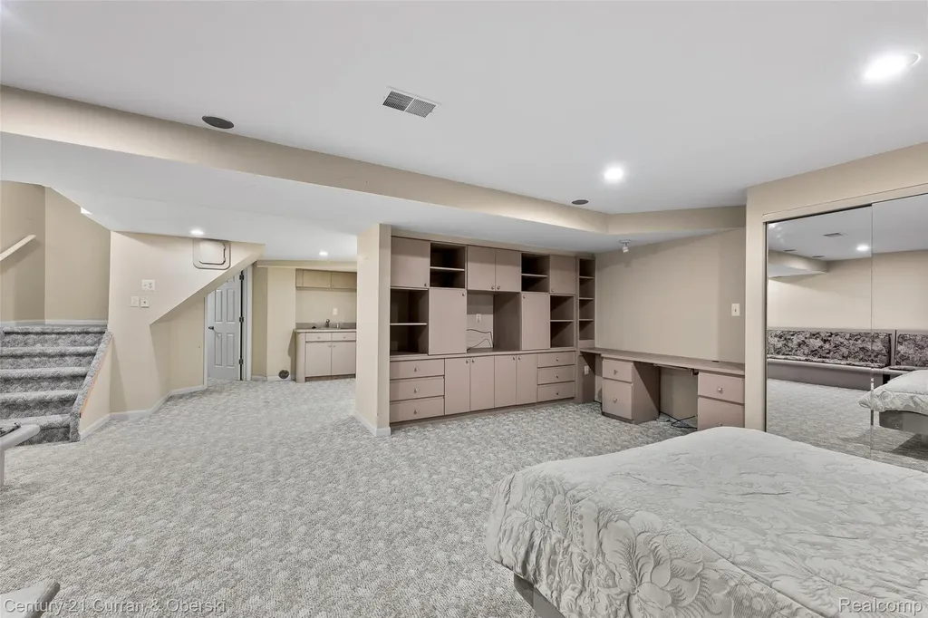 5237 Royal Vale Lane Dearborn City MI 48126