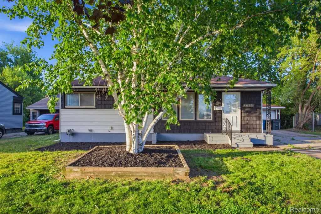 4685 Julius Boulevard Westland City MI 48186