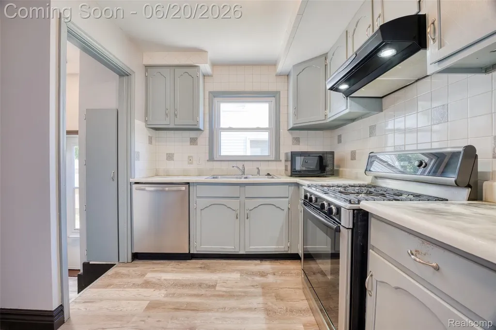 21145 Beechwood Avenue Eastpointe City MI 48021
