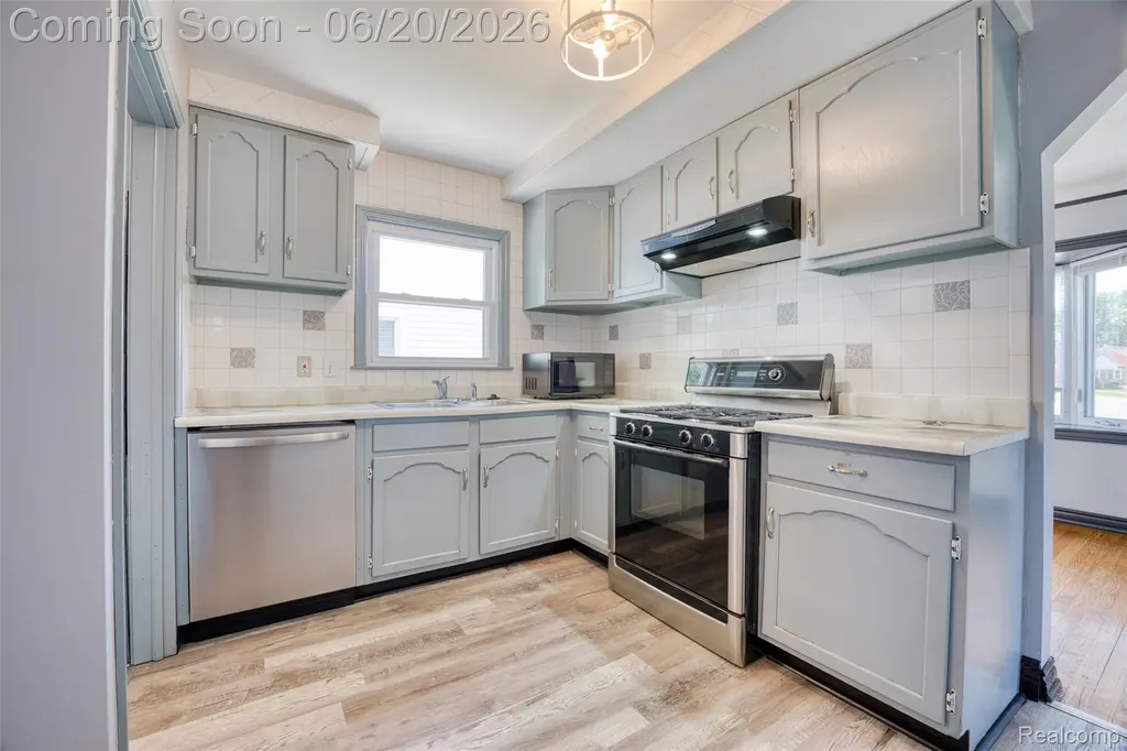 21145 Beechwood Avenue Eastpointe City MI 48021