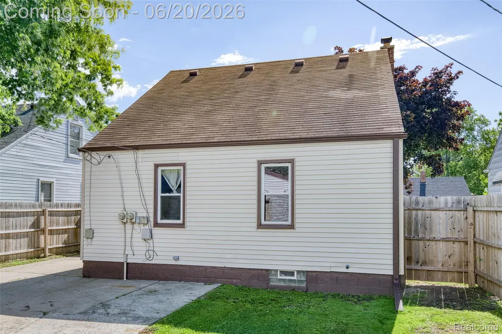 21145 Beechwood Avenue Eastpointe City MI 48021