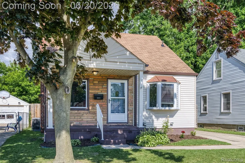 21145 Beechwood Avenue Eastpointe City MI 48021