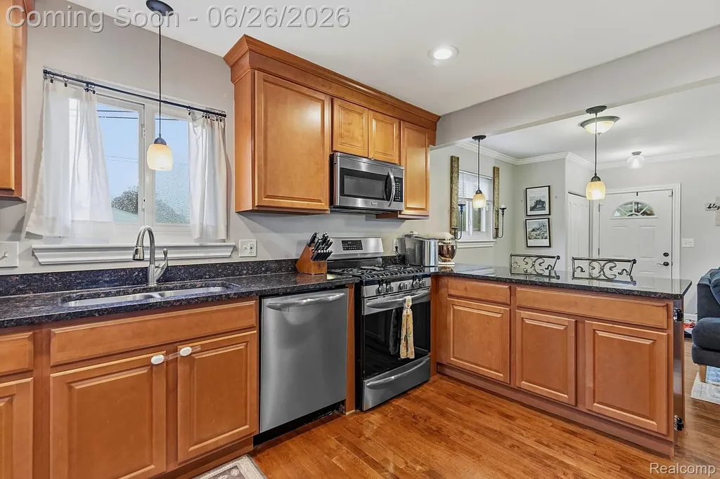 31469 Newport Drive Warren City MI 48088