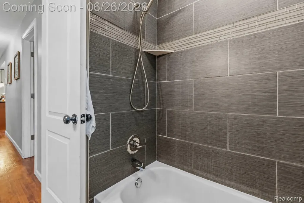31469 Newport Drive Warren City MI 48088