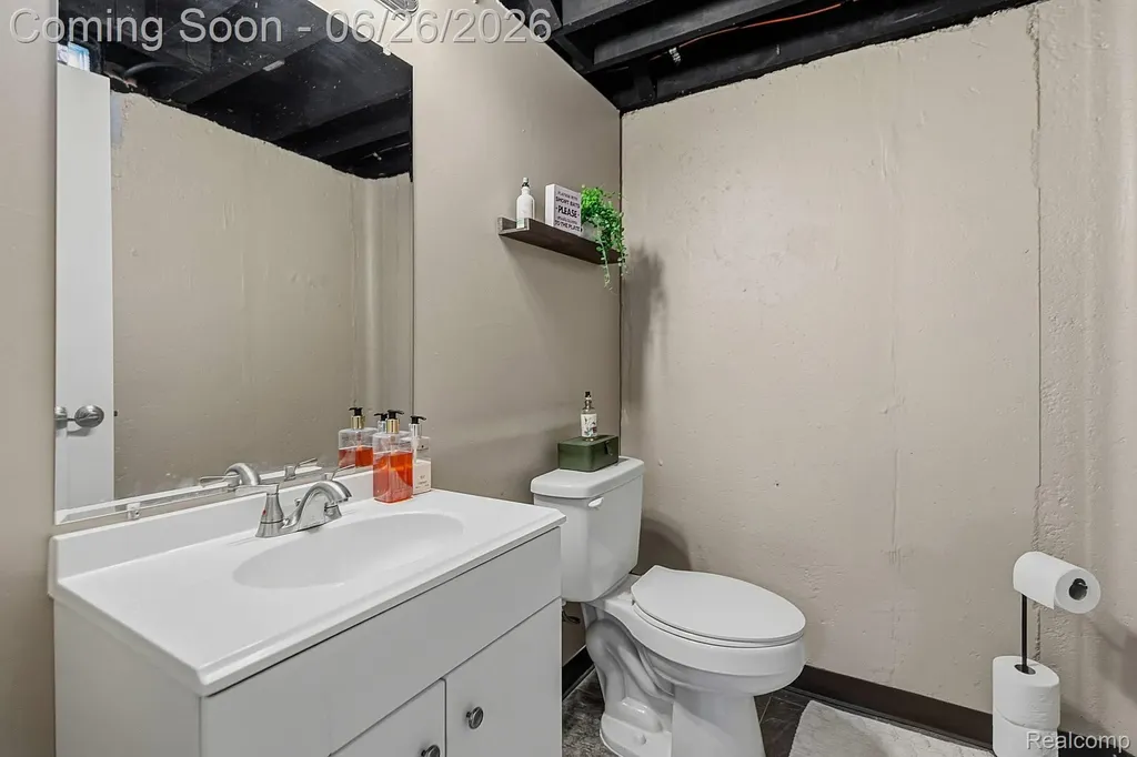 31469 Newport Drive Warren City MI 48088