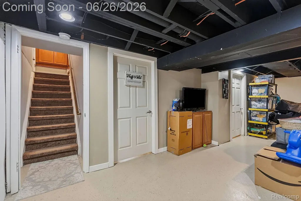 31469 Newport Drive Warren City MI 48088