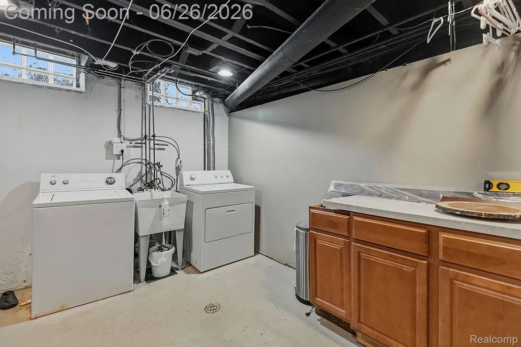 31469 Newport Drive Warren City MI 48088