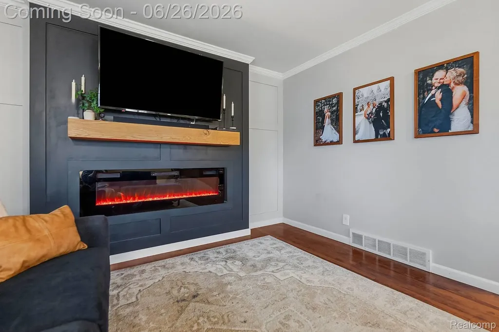 31469 Newport Drive Warren City MI 48088