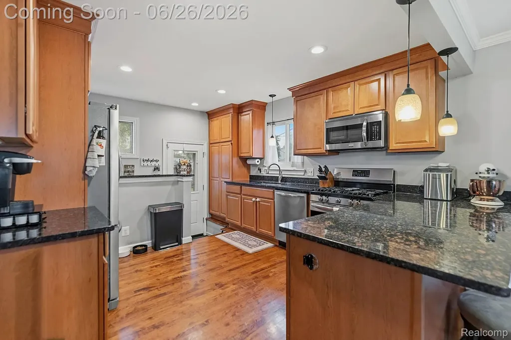 31469 Newport Drive Warren City MI 48088