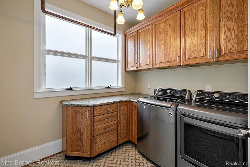 3642 Orchard Lake Road West Bloomfield Charter Township MI 48324