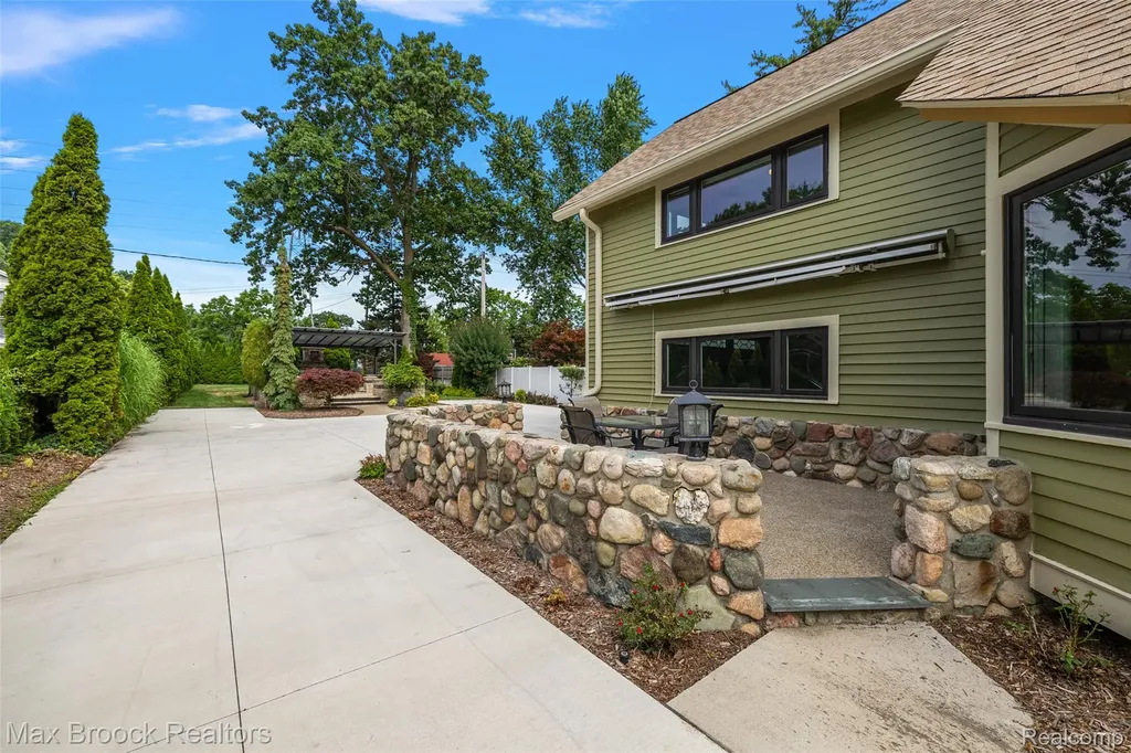 3642 Orchard Lake Road West Bloomfield Charter Township MI 48324