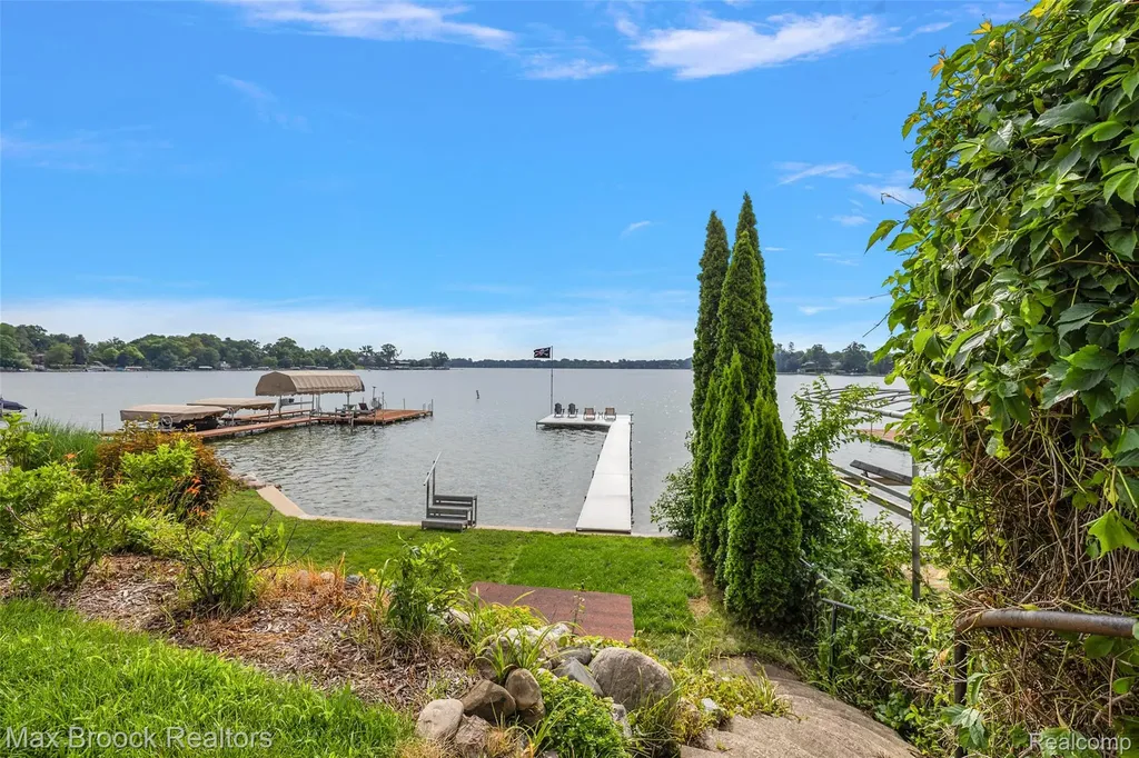 3642 Orchard Lake Road West Bloomfield Charter Township MI 48324