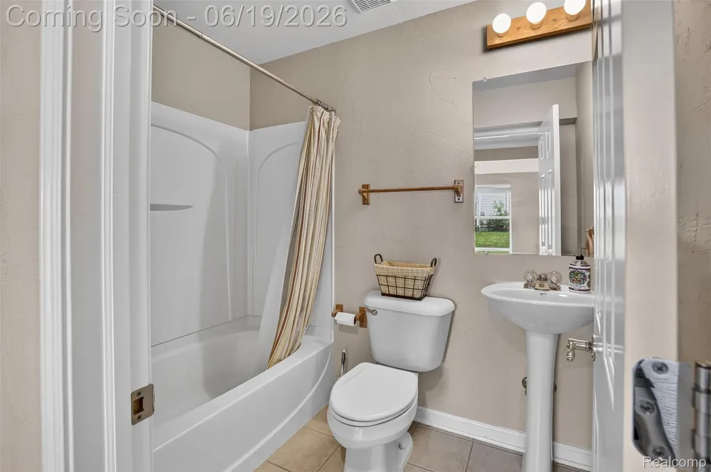 5001 Meadow Crest Circle Grand Blanc Charter Township MI 48442