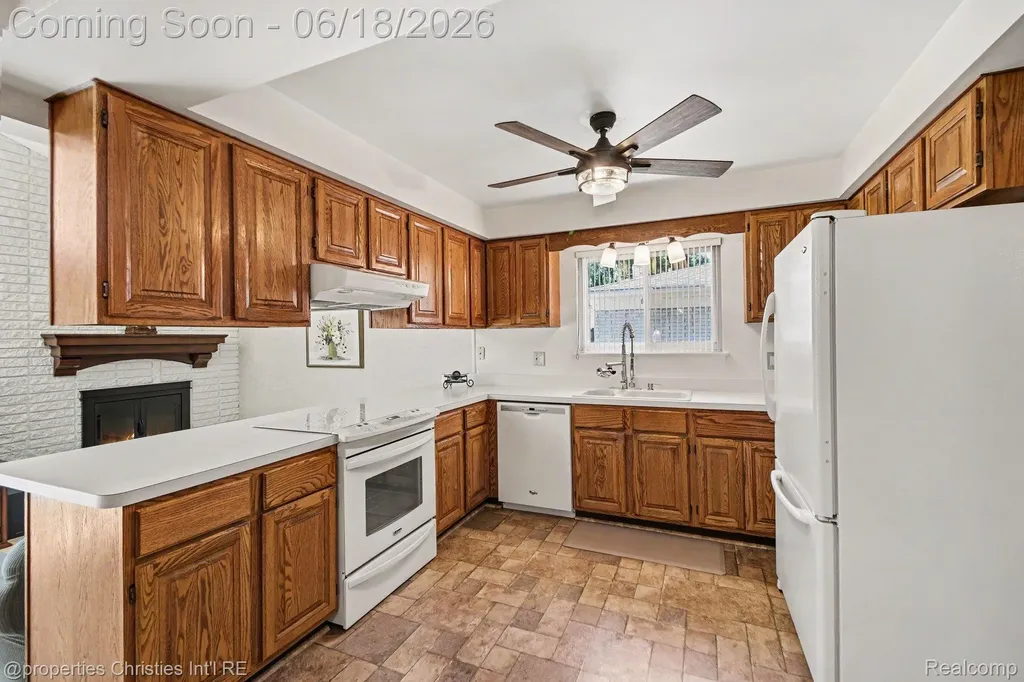 32916 Cambridge Drive Warren City MI 48093