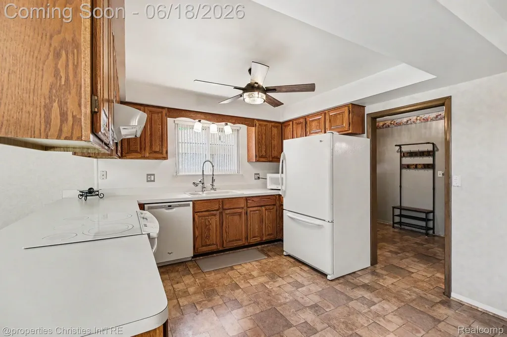 32916 Cambridge Drive Warren City MI 48093