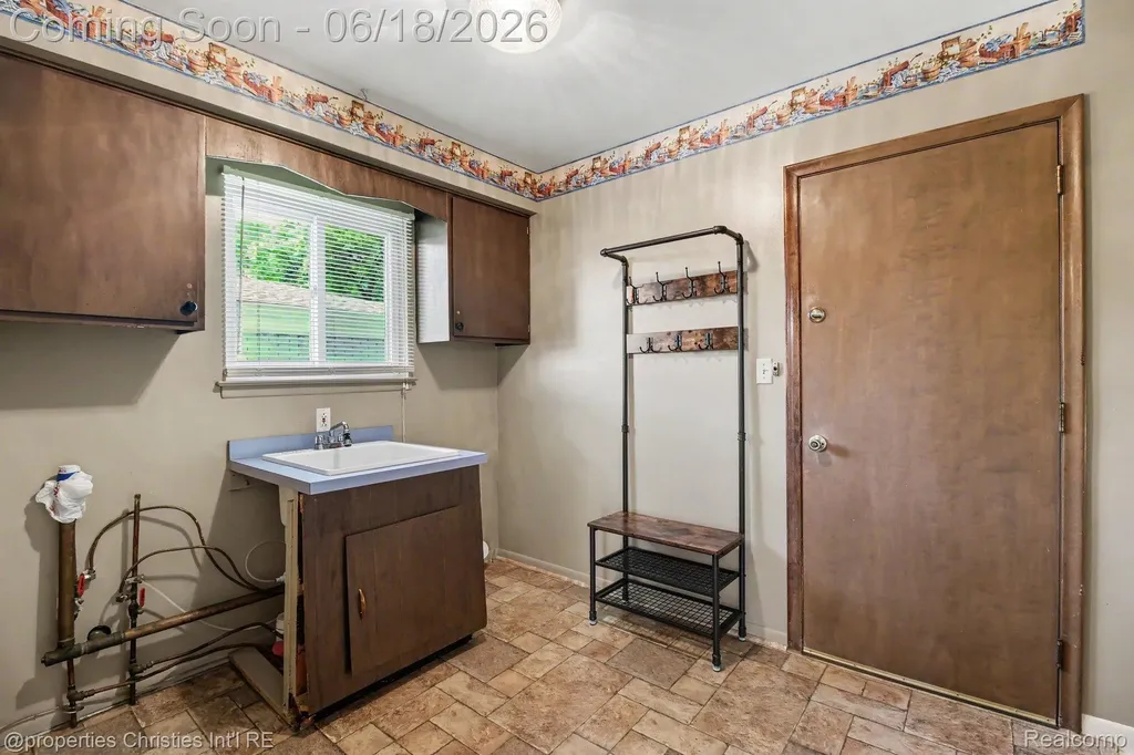 32916 Cambridge Drive Warren City MI 48093