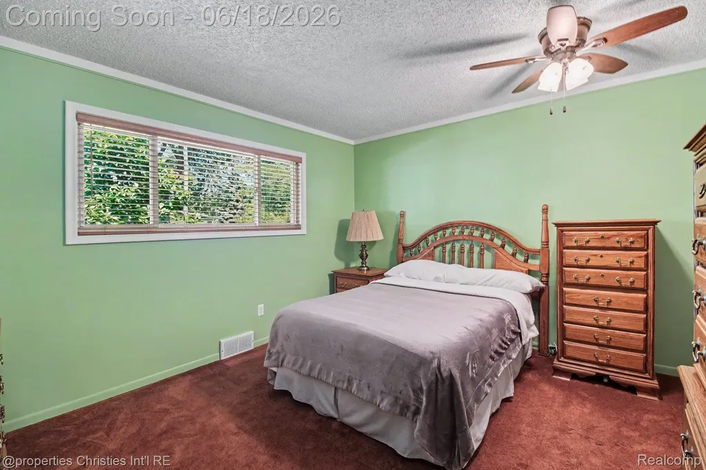 32916 Cambridge Drive Warren City MI 48093