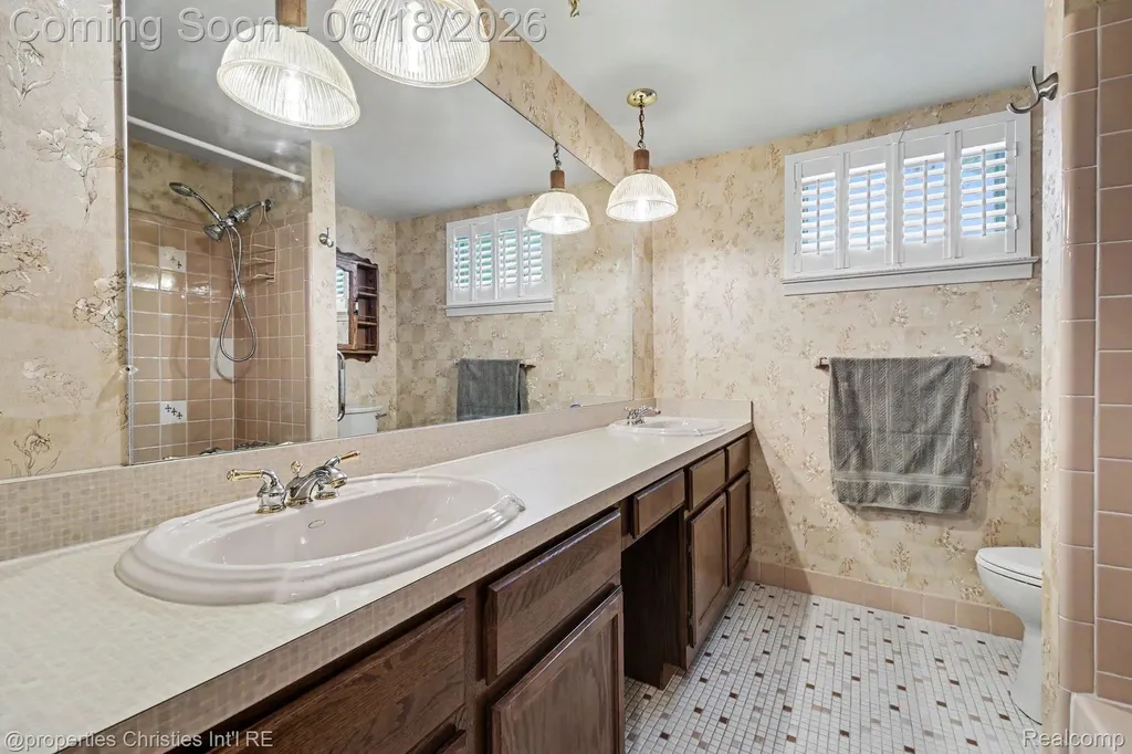 32916 Cambridge Drive Warren City MI 48093