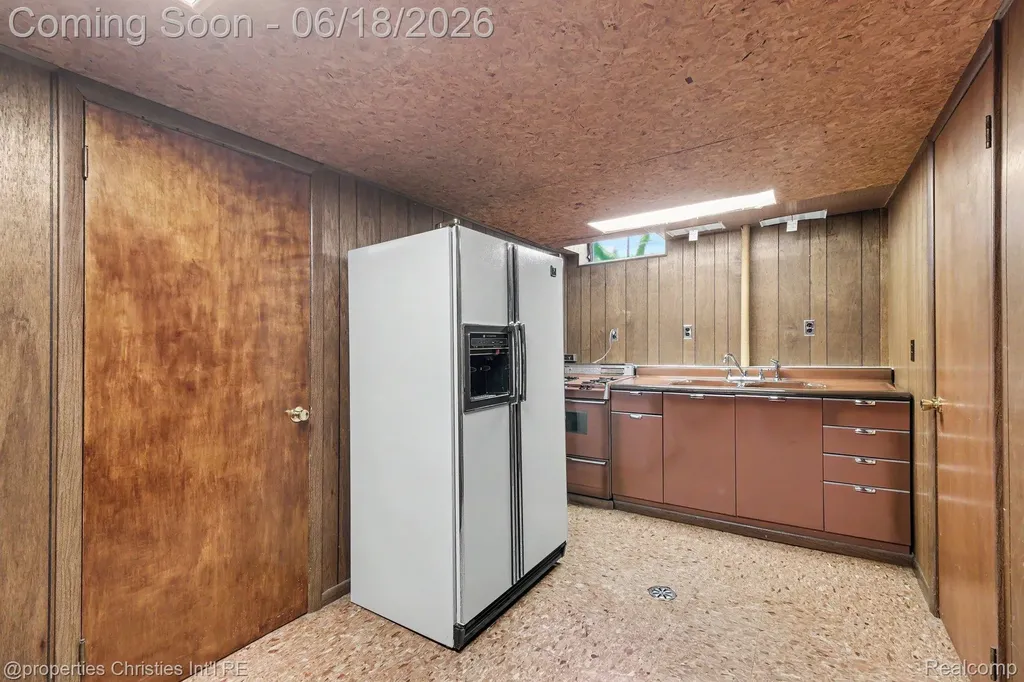32916 Cambridge Drive Warren City MI 48093