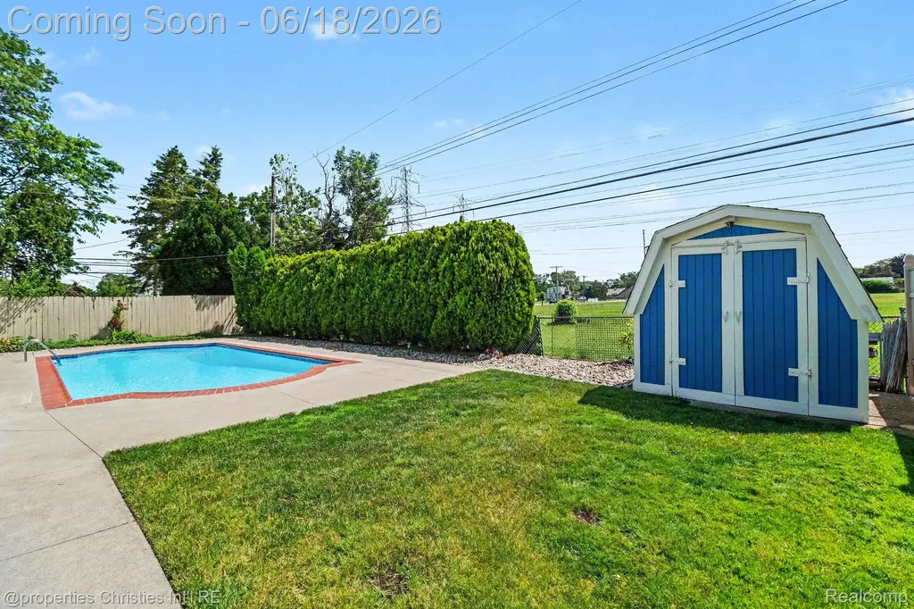 32916 Cambridge Drive Warren City MI 48093